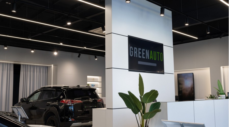 Автосалон GreenAuto: внутреннее освещение