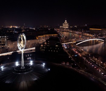 Московский международный Дом музыки: подсветка эмблемы на крыше