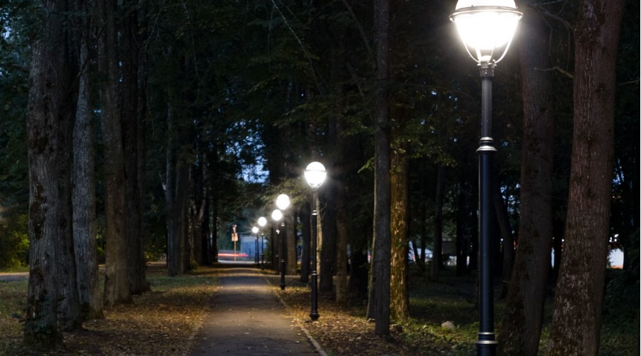 Парк в Рыбинске: замена устаревших опор и источников света 