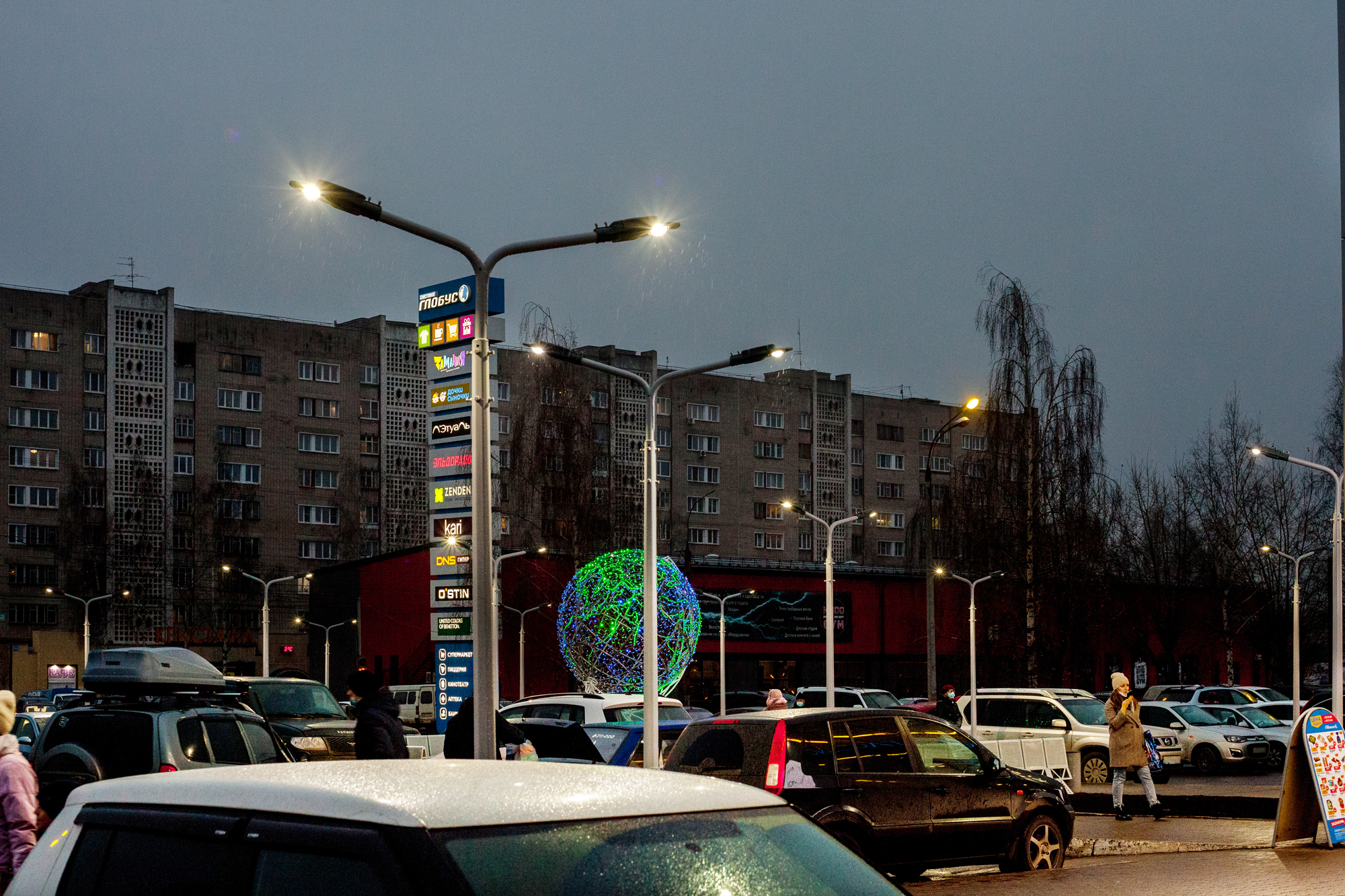 Реализованный проект освещения автомобильной стоянки ТЦ «Глобус»