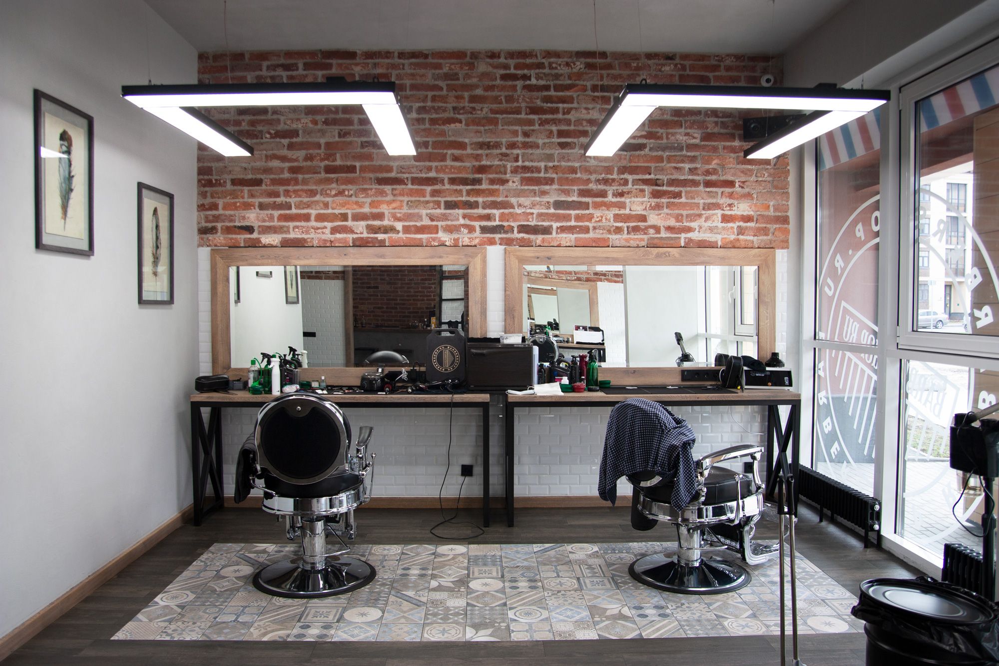 Реализованный проект дизайнерского освещения Barbershop.ru