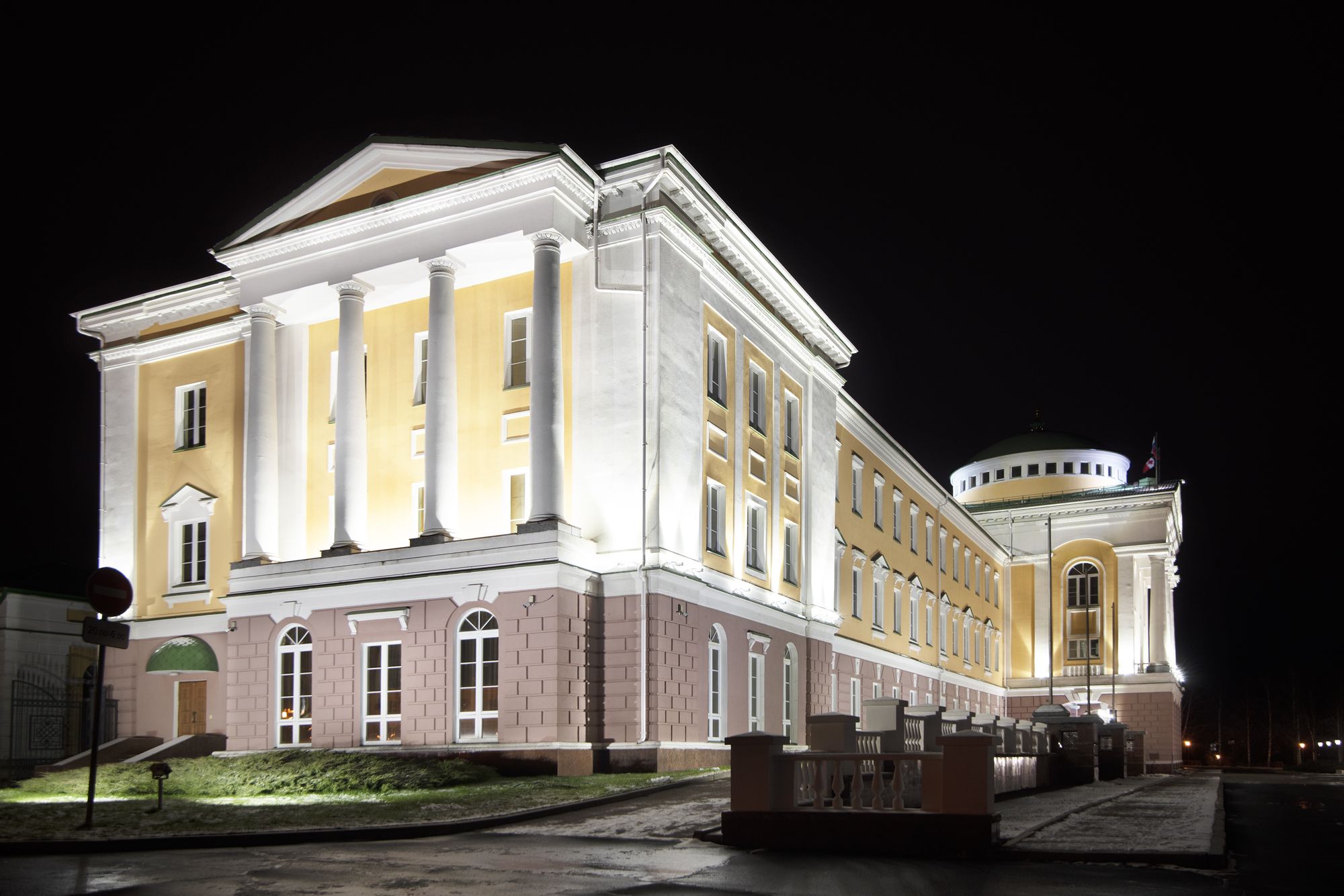 Резиденции белые. Резиденция главы Тюменской области. Проект фасадного освещения.