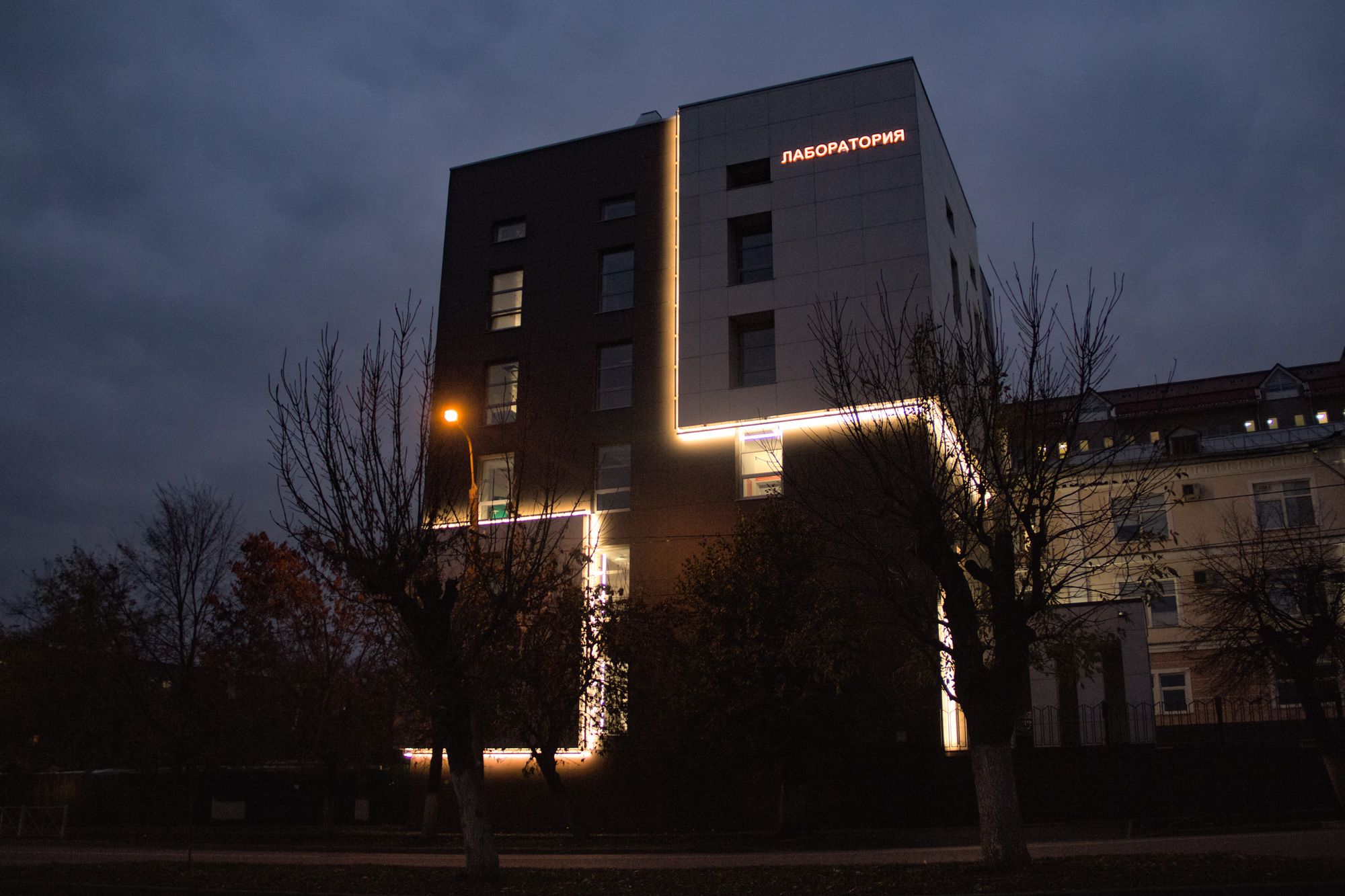Реализованный проект архитектурной подсветки здания клинического центра