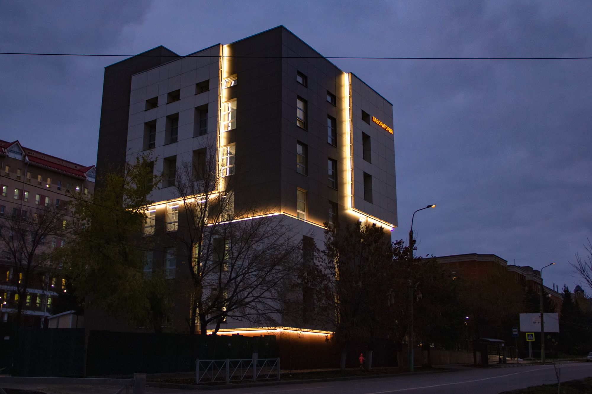 Реализованный проект архитектурной подсветки здания клинического центра