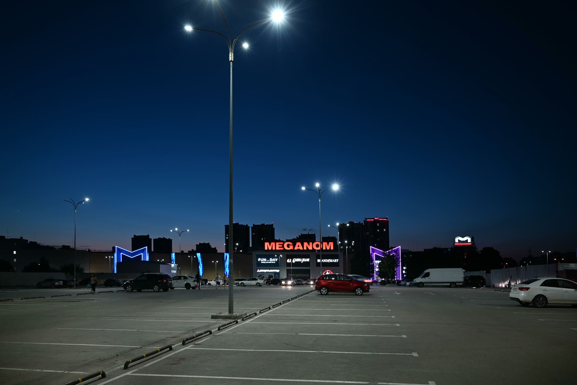 Реализованный проект освещения парковки ТРЦ «Меганом»