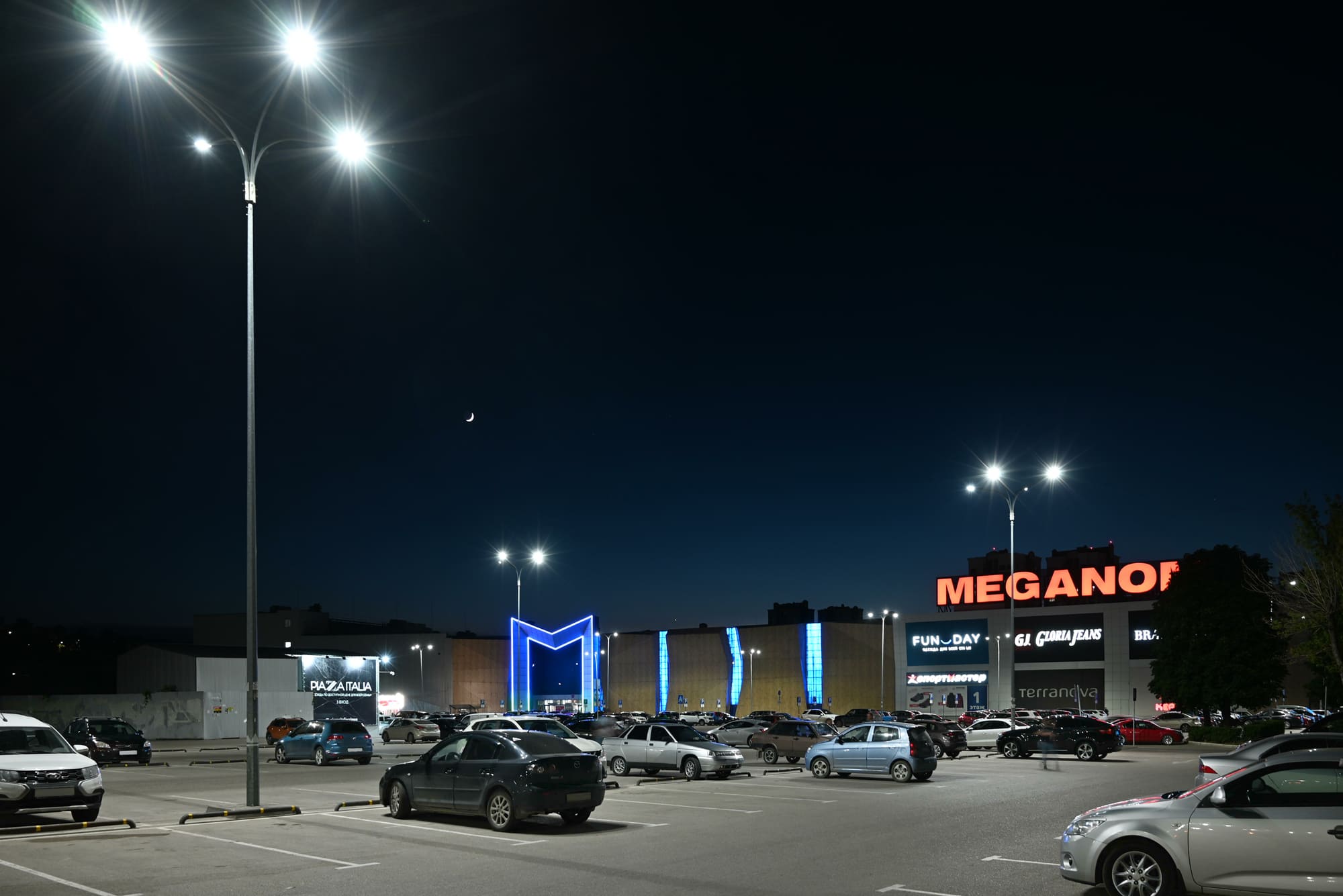 Реализованный проект освещения парковки ТРЦ «Меганом»